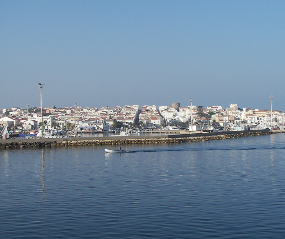 Calasetta Hafen mit Stadt im Hintergrund