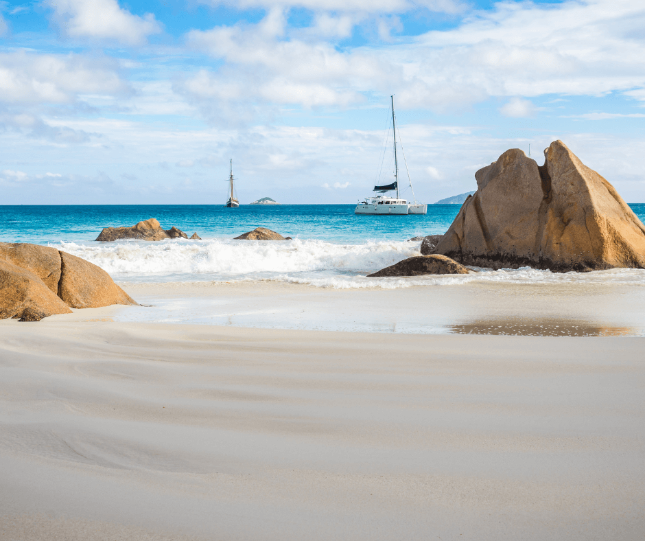 Seychellen Sandstrand mit Blick auf den Ozean 