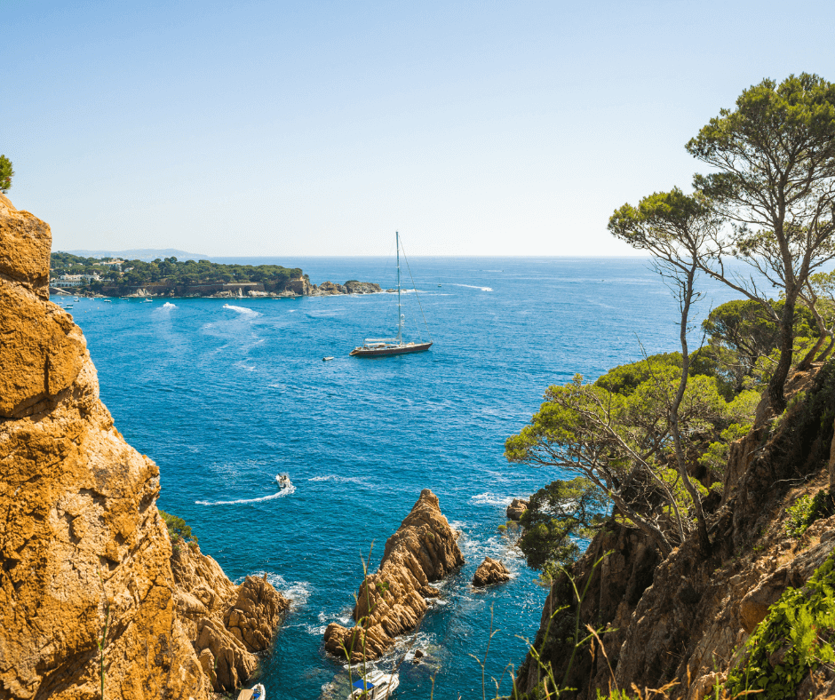 Küstenwanderungen an der Costa Brava sind perfekt während einem Bootscharter