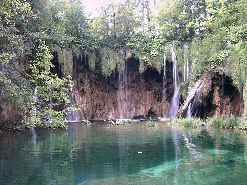 Der Nationalpark Plitvicer Seen im Hinterland der Kvarner Bucht bietet imposante Wasserfälle