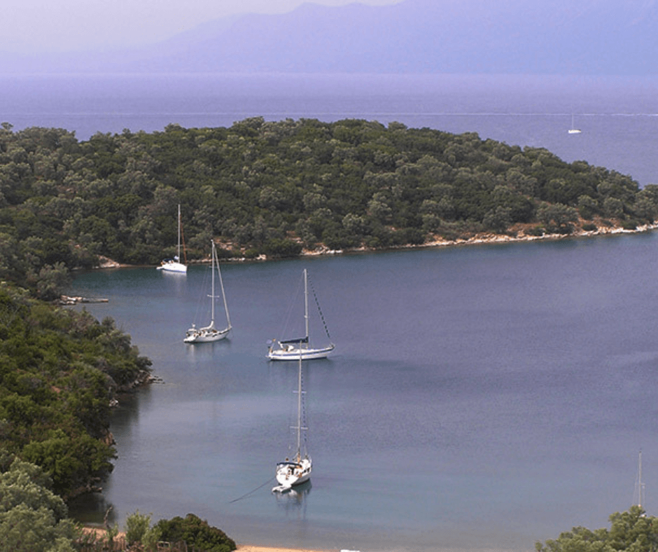 Abelike Bucht aus der Ferne mit Segelbooten auf dem Meer und grüner Naturlandschaft