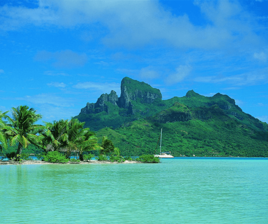 Motu Piti Aau auf Bora Bora, türkisblaues Wasser mit Palmen und Berglandschaft im Hintergrund