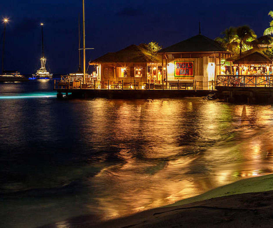 Bar auf dem Wasser am Abend mit Lichtern
