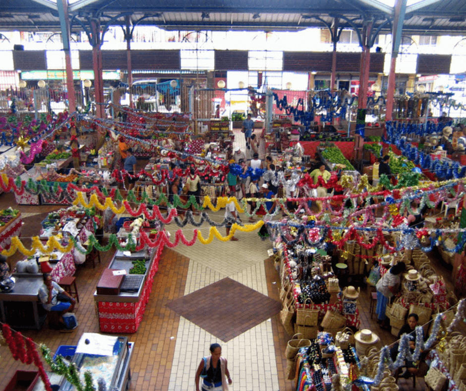 Markt auf Tahiti mit vielen Ständen und bunter Deko