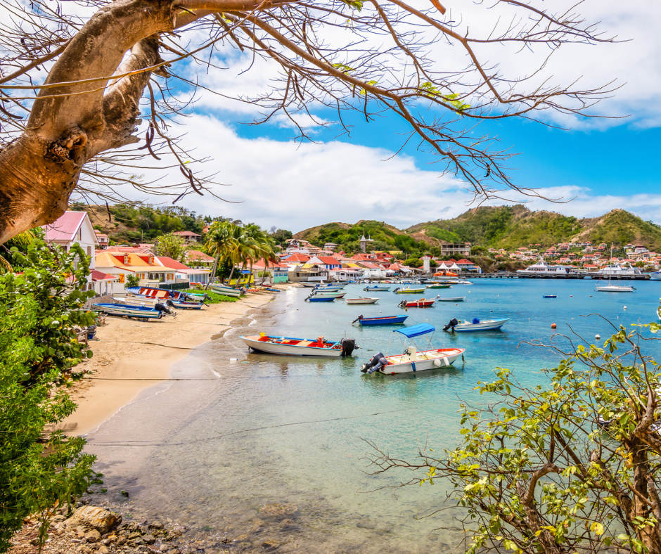 Iles des Saints, Guadeloupe am blauen Wasser mit bunten Booten und bunten Häusern in den Leeward Islands
