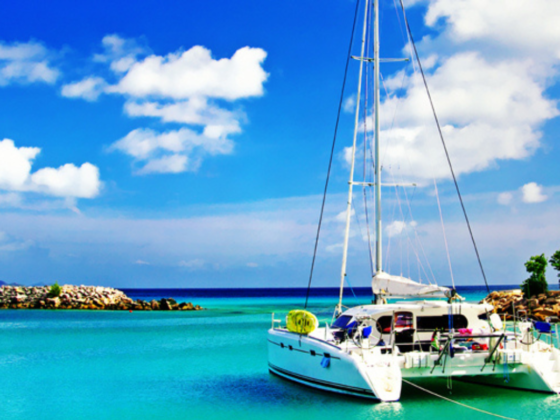 Katamaran auf den Seychellen umgeben von türkisblauen Wasser