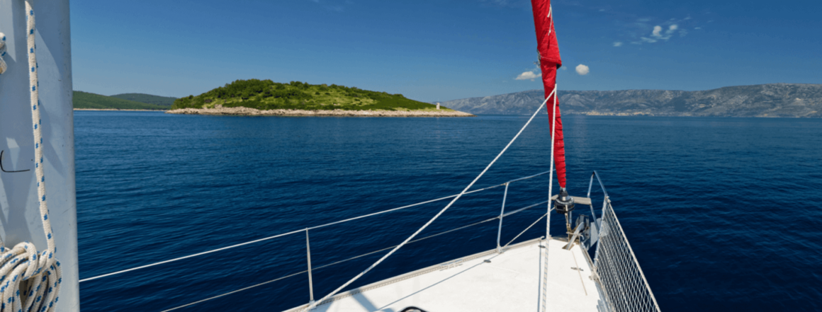 Die Kvarner Bucht vor Rijeka bezaubert mit toller Kulisse vom Wasser aus