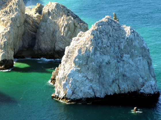 Baja California Sur, Felsen im türkisblauen Meer