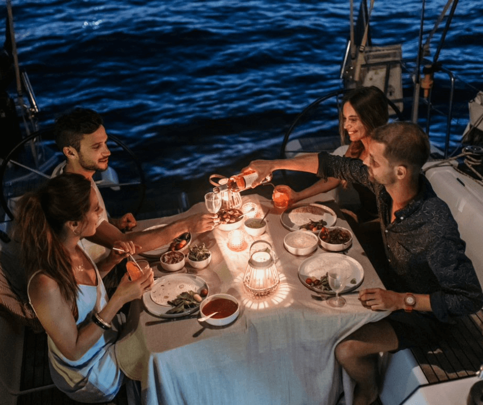 gemütliches Abendessen auf einem Boot 