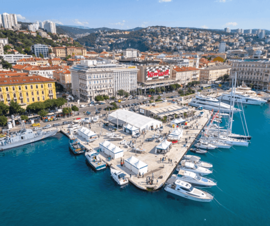 Der Hafen von Rijeka liegt nahe der historischen Altstadt und dem Markt