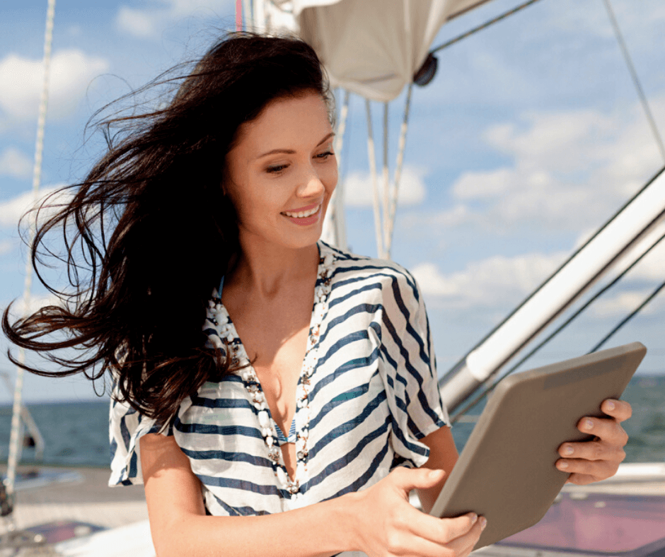 Frau am Tablet auf einem Boot