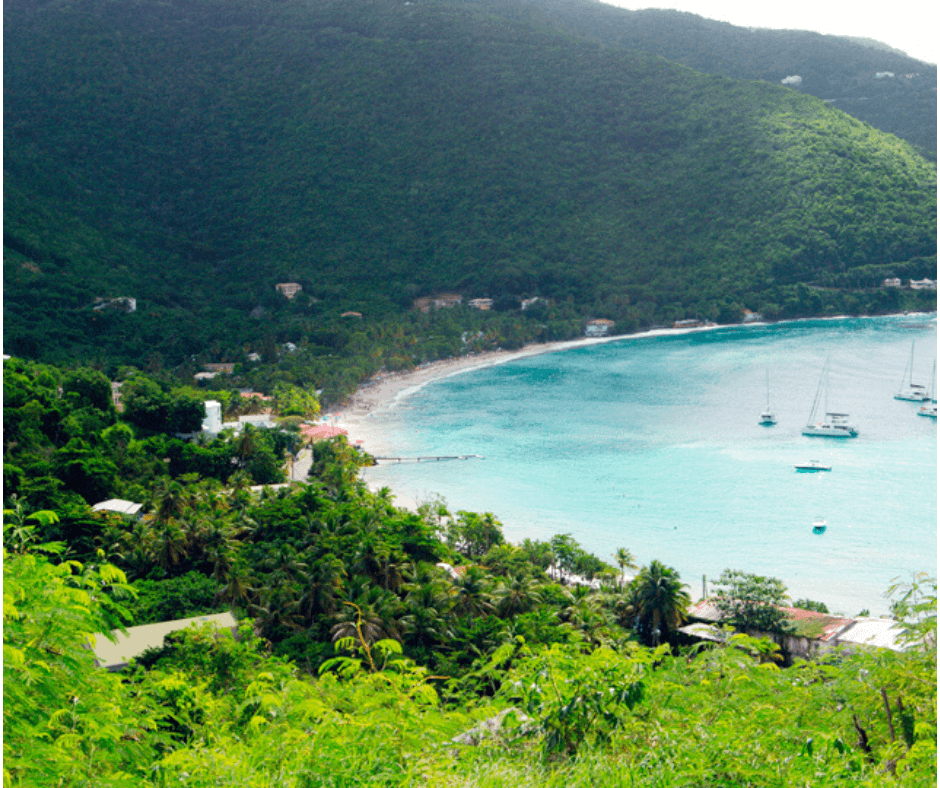 Cane Garden Bay und seine Bucht Tortolas im Nordwesten der Insel sind von dicht bewaldeten Bergen und Sandstränden geprägt
