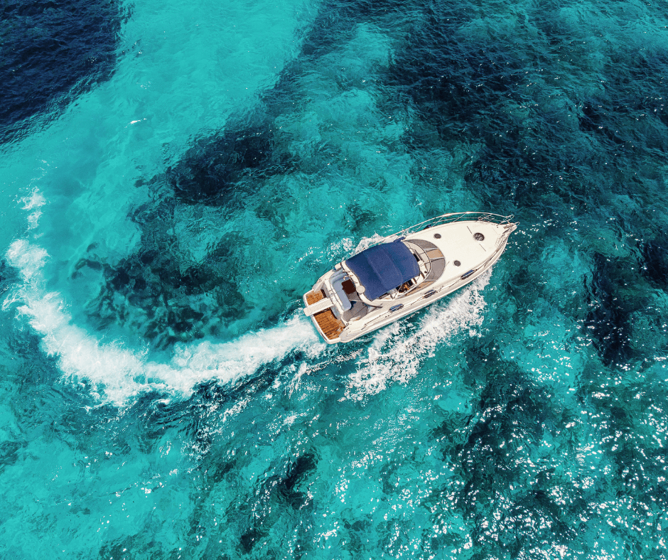 Motorboot auf türkisblauem Wasser