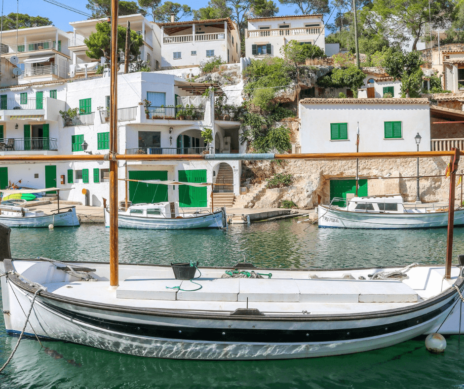Cala Figuera – Boote auf dem türkisblauen Wasser umgeben von weißen Häusern 