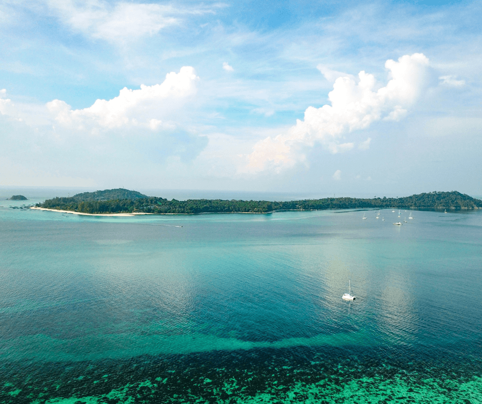 Koh Rang Yai, Thailand - Kleine Insel inmitten des smaragdgrünen Meeres 