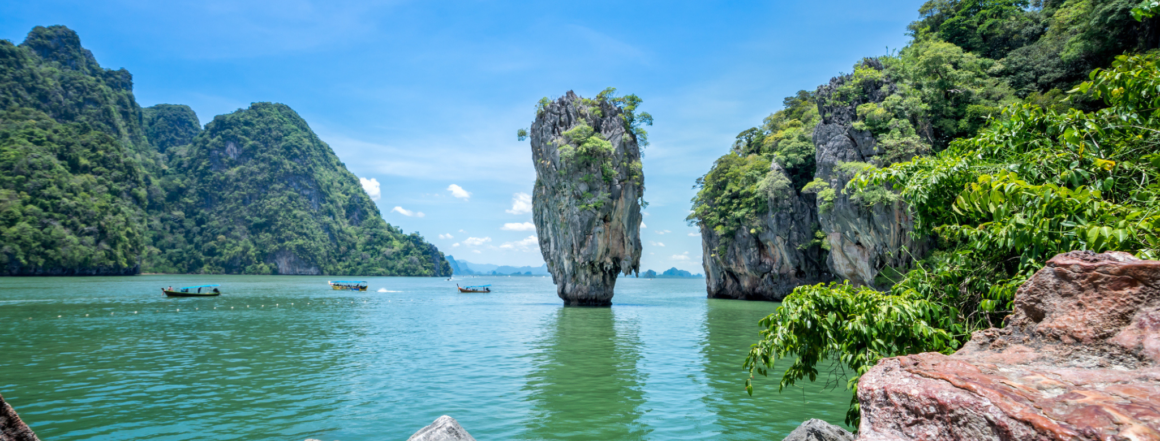 Segeltörn in Thailand - Türkisblaues Wasser inmitten felsiger Naturlandschaft mit Booten auf mein Wasser, Phuket