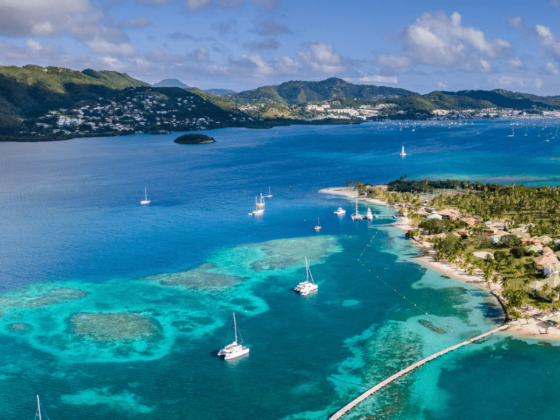 Segeltörn Martinique mit Inselarchipel und türkisblauem Wasser