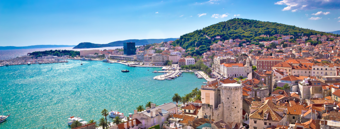 Blick auf die Stadt von Split inmitten türkisblauem Meer, Bergkulisse
