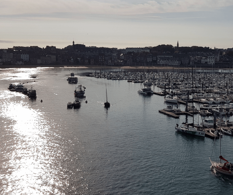 Hafen in St. Malo bei Sonnenuntergang                                                                                                  mit schimmerndem Wasser