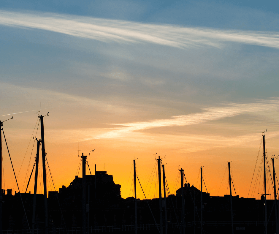 Blick auf die Masten im Yachthafen bei Sonnenuntegang