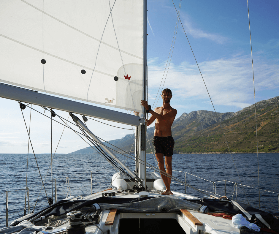 Mann auf einem Segelboot in Kroatien