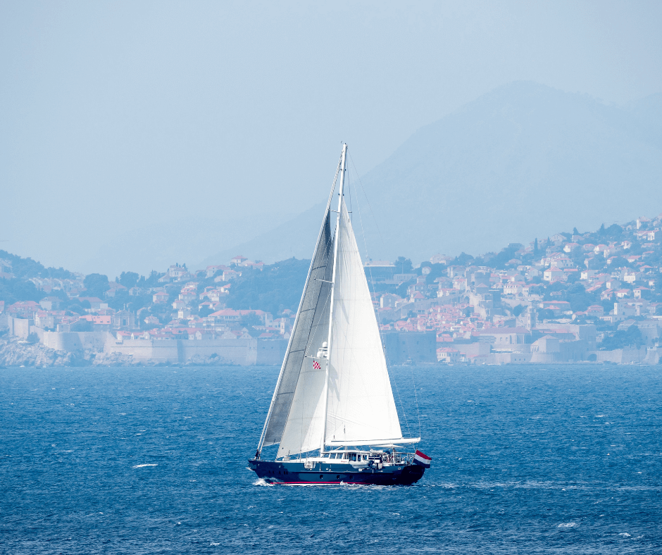 Segelboot vor der Küste Kroatiens