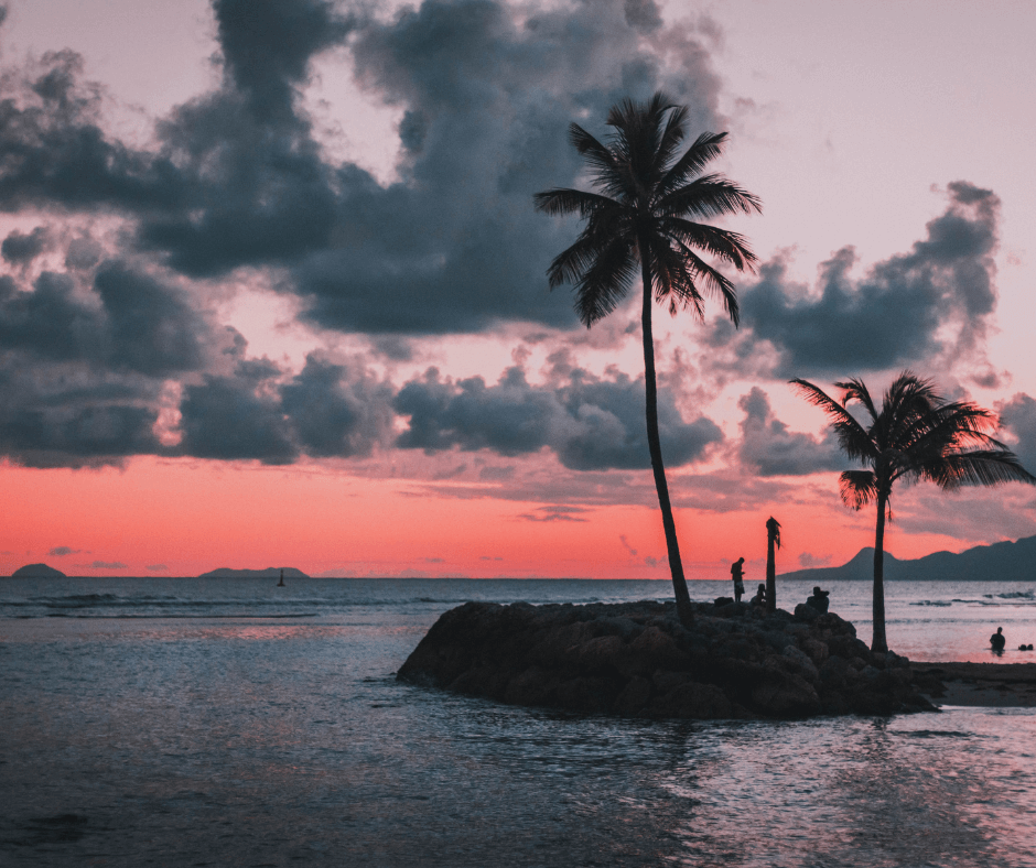 Sonnenuntergang im Karibischen Meer mit kleiner Palmeninsel 