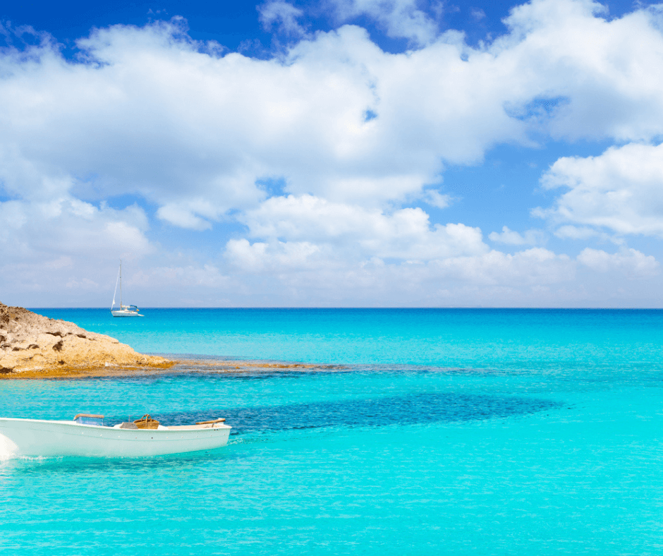 Ein Segeltörn Mallorca lädt zum Baden in azurblauem Wasser ein 