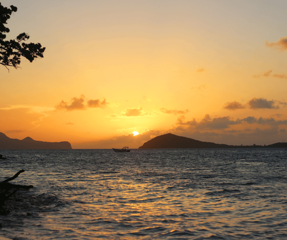 Traumhafter Sonnenuntergang beim Segeln in Puerto Rico 
