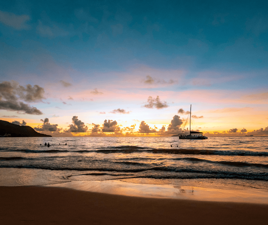 Auch beim Sonnenuntergang is die Kulisse beim Segeltörn auf den Seychellen traumhaft
