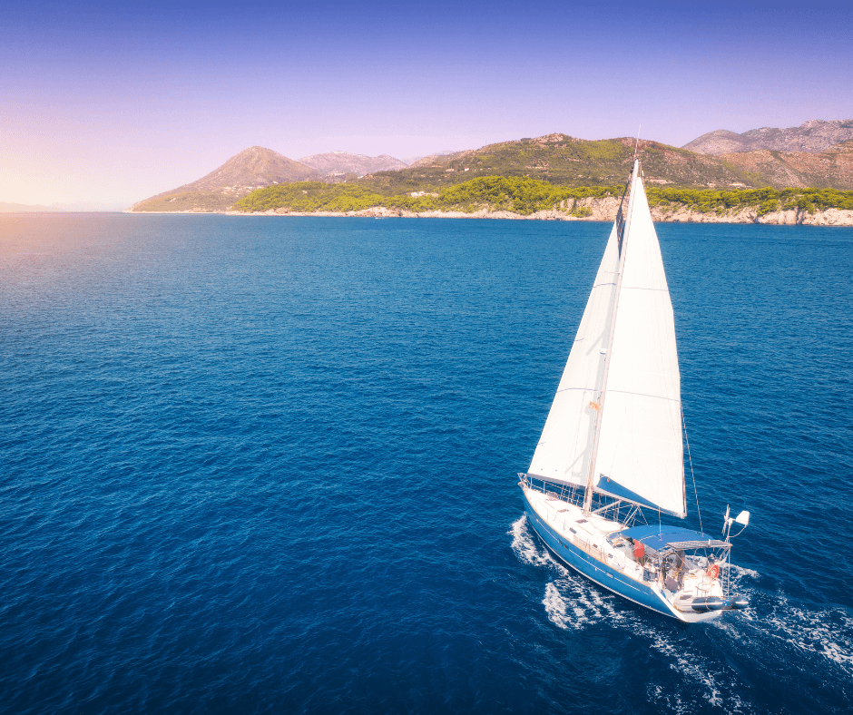 Die traumhafte kroatische Küste mit dem Segelboot entlang fahren