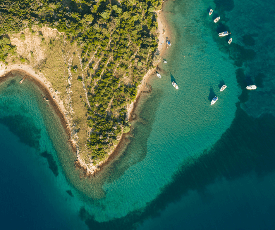 Traumhafte kroatische Bucht mit türkisblauem Wasser an der Adria