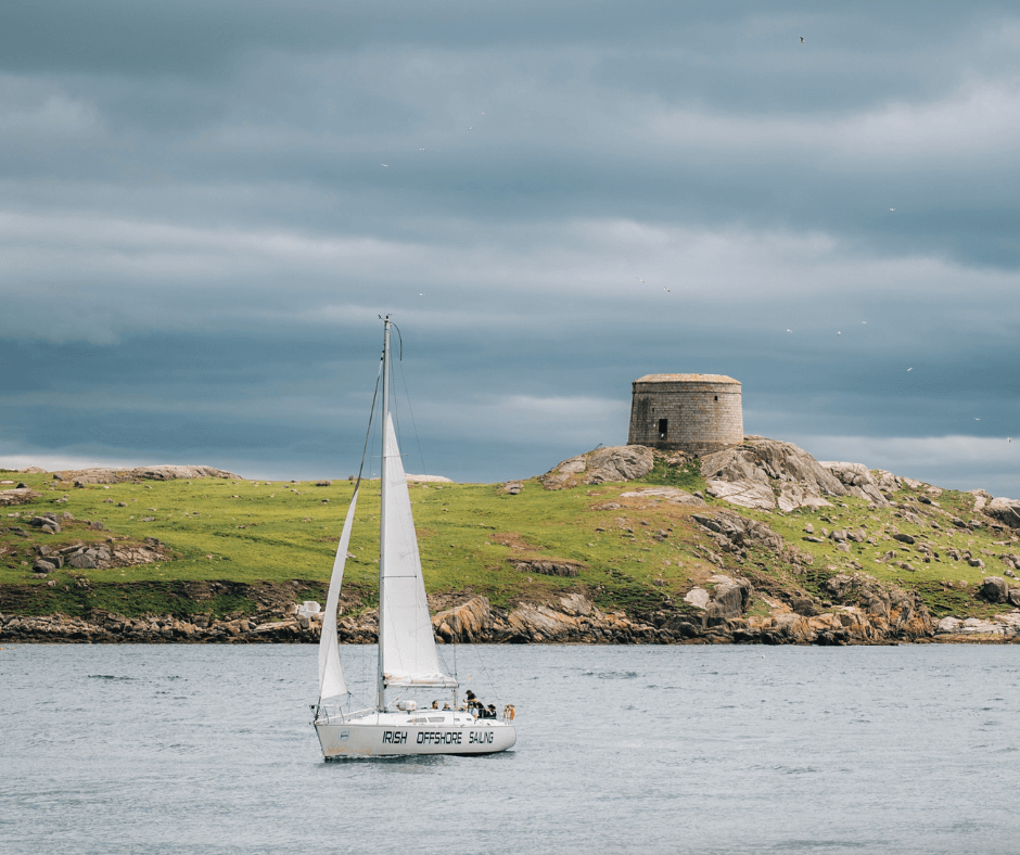 Segelboot vor der irischen Küste