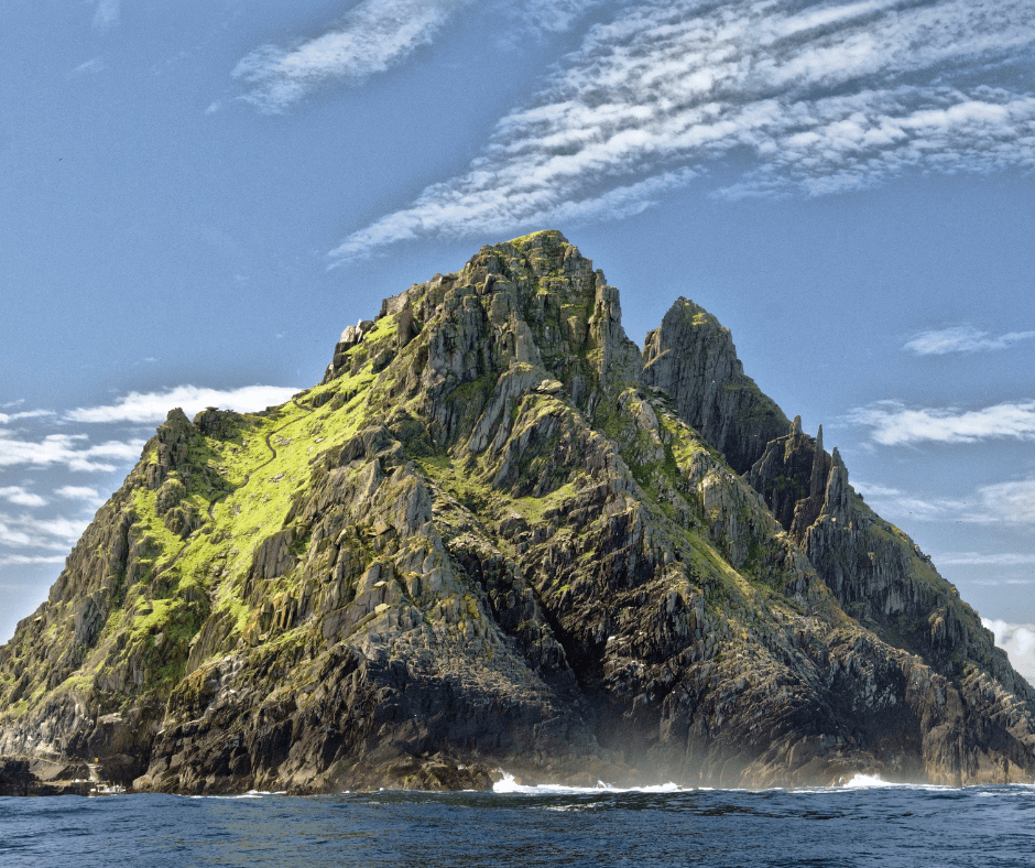Eindrucksvolle Felsberge ragen aus dem rauen Atlantik herbor