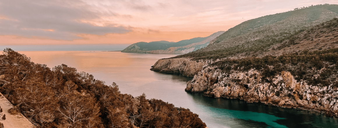 Bucht auf Ibiza bei Sonnenuntergang