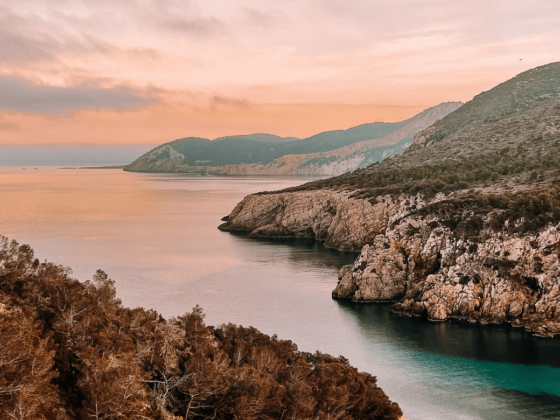 Bucht auf Ibiza bei Sonnenuntergang