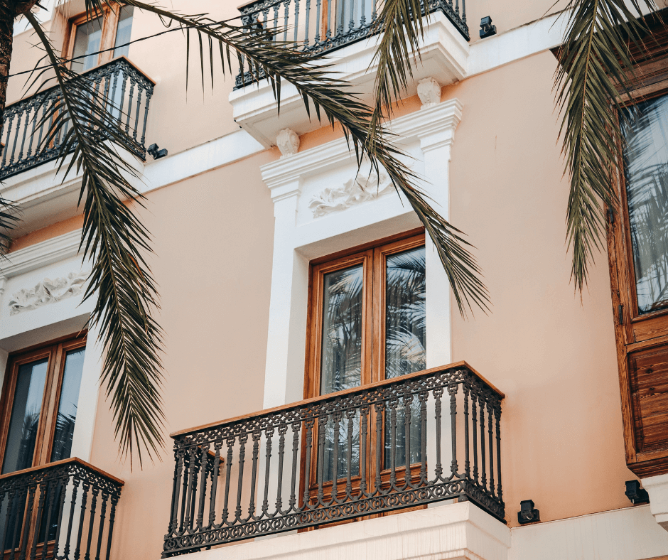 Gepflegte Wohnungsfassade in Ibiza Stadt mit Palmen vor der Tür
