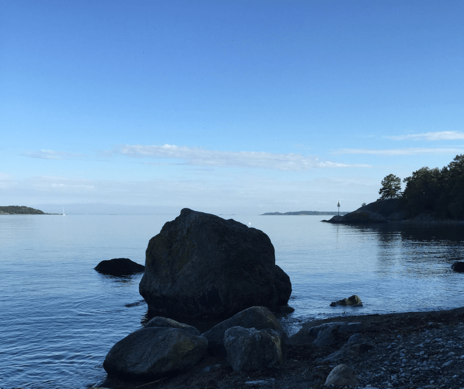 Wasser in Nynäshamn mit einem Felsen im Wasser
