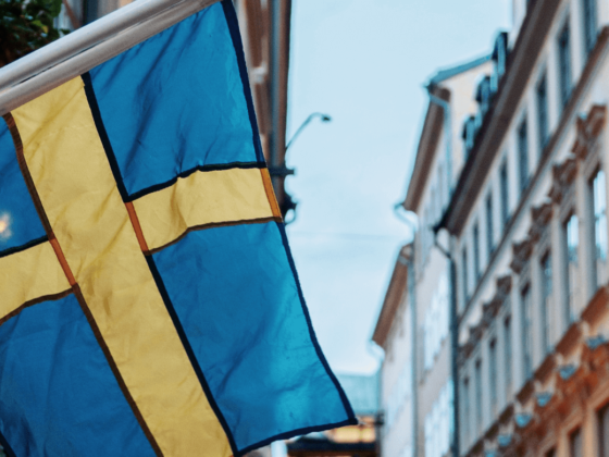 die schwedische Flagge vor einem Geschäft in Stockholm