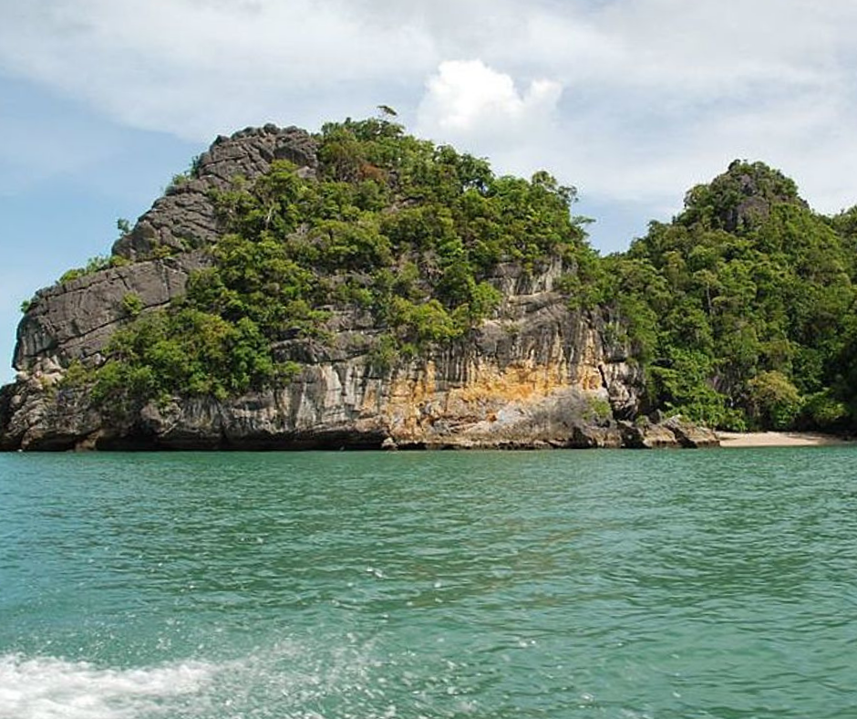 Segeln in Malaysia, Tanjung Rhu - Grüner Felsen ragt aus dem türkisblauen Wasser 
