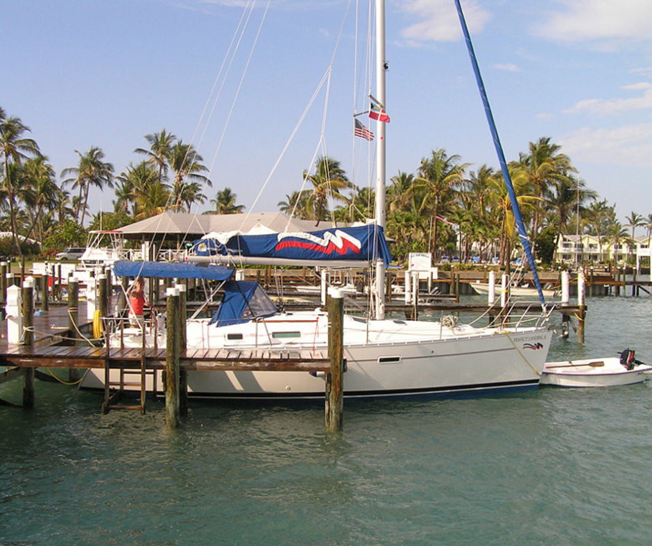 Segeltörn Bahamas - Treasure Cay, Segelboot am Steg mit Palmen im Hintergrund