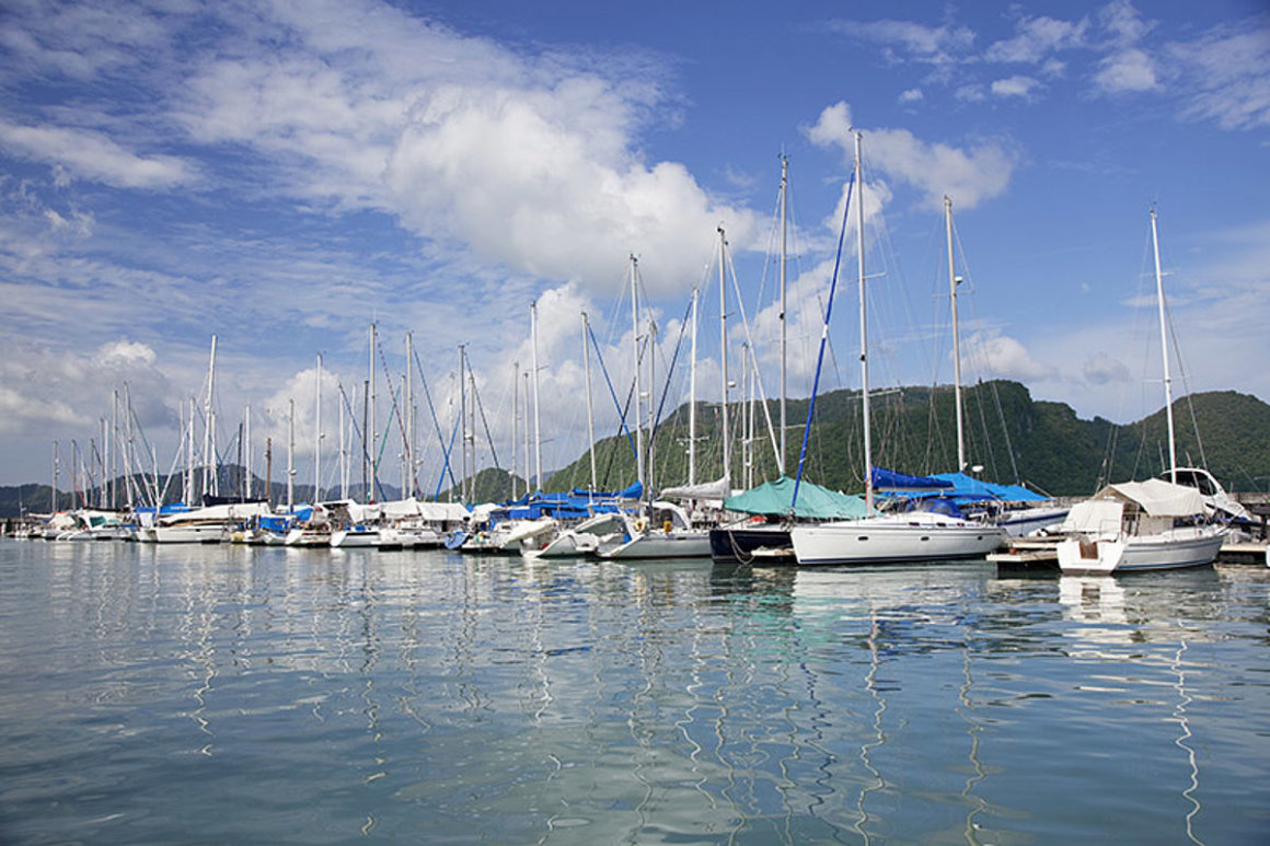 Marina des Royal Langkawi mit Booten auf dem Wasser vor grüner Landschaft 