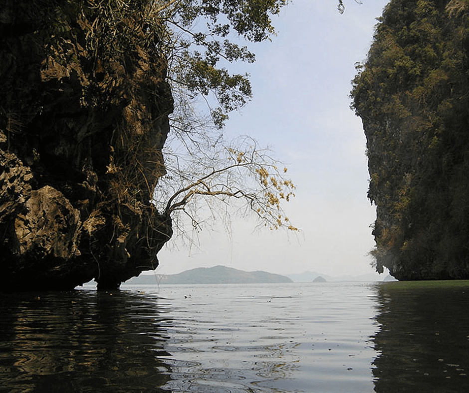 Ko Roi, Thailand - Bewachsene Felsen ragen aus dem Wasser, Morgengrauen, Nebel