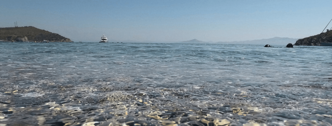 Die Küste von Datça mit einem weißen Motorboot auf dem Wasser und