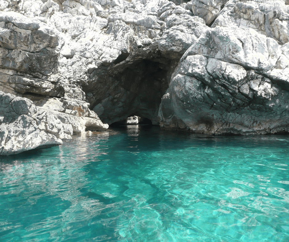 Inselhopping Kroatien - Insel Cres, Felsen ragt aus dem türkisblauen Wasser, Höhle