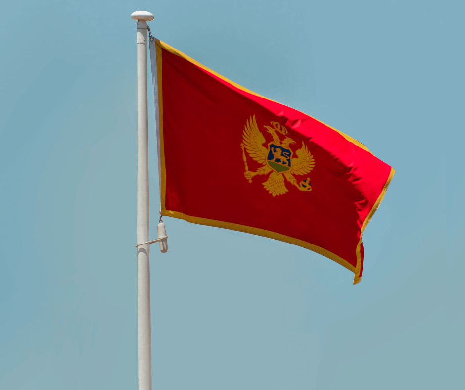 Rote Flagge von Montenegro am Fahnenmast 