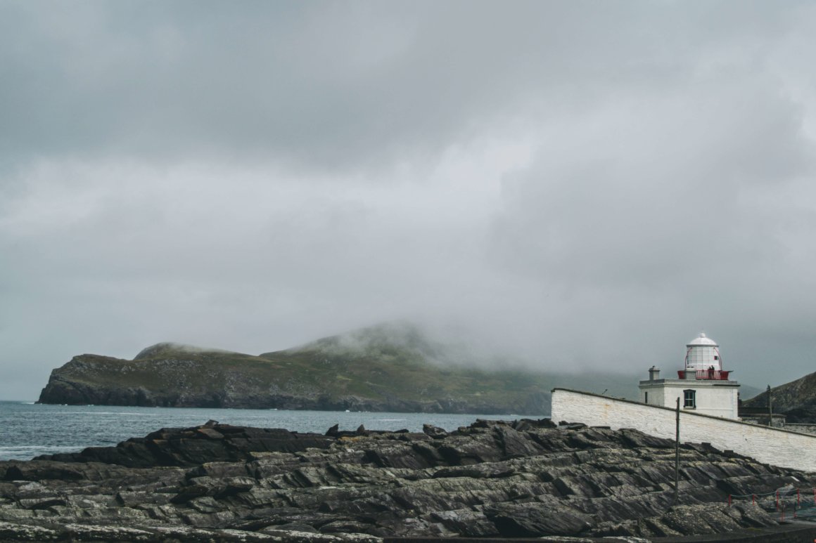 Segeltörn Irland - Valentia, Benehbelte Felsenlandschaft umgeben vom Wasser, weißes Gebäude