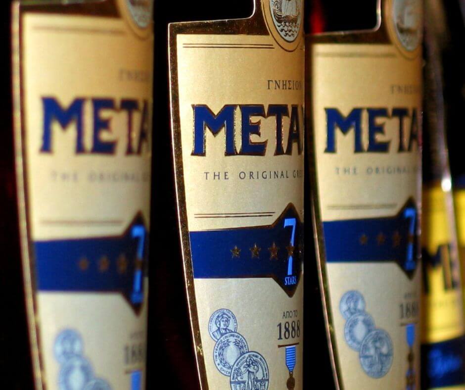Das berühmte Getränk Metaxa in drei Flaschen, die nebeneinander stehen.