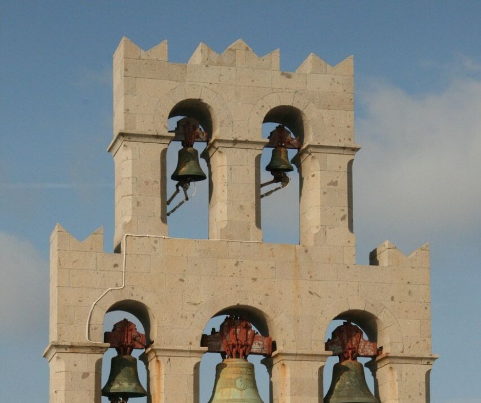 Turm eines Klosters mit 5 Glocken in verschiedenen Größen.