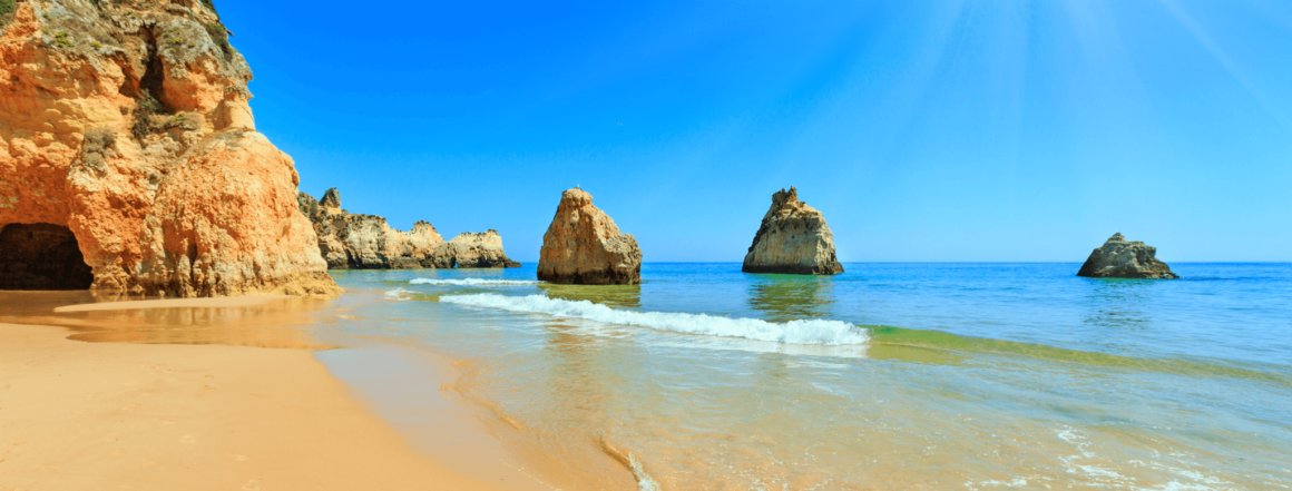 Die Algarve- Sanstrand und Felsformationen, im Hintergrund blaues Meer